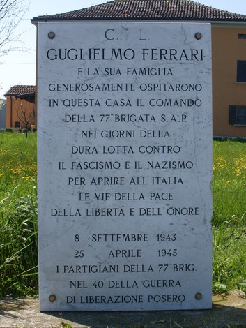 Cippo commemorativo dedicato alla famiglia Ferrari, onorando la resistenza contro fascismo e nazismo.