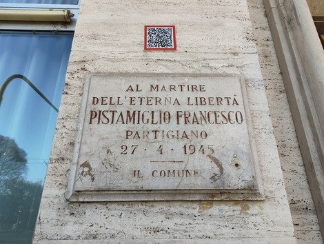 Lapide commemorativa dedicata a Pistamiglio Francesco, partigiano, con data del 27 aprile 1945.