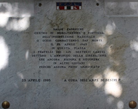 Lapide commemorativa dedicata alla Liberazione del 25 aprile 1945, con riferimento alla resistenza partigiana.