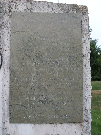 Monumento a Pirozzi, dedicato ai caduti e ai martiri della resistenza, situato in un'area verde.