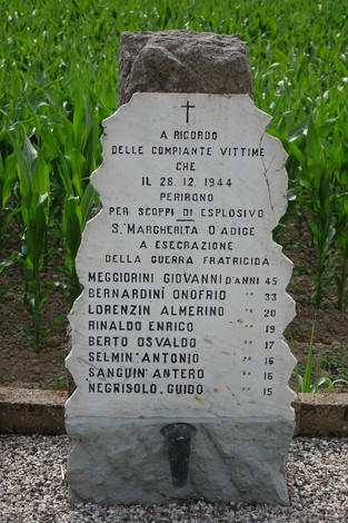 Cippo commemorativo per le vittime del deposito di munizioni, eretto in memoria dei caduti del 28.12.1944.