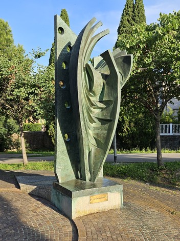 Monumento alla Resistenza, scultura moderna con forme astratte e dettagli che richiamano il movimento.