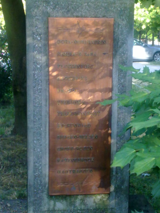 Monumento dedicato alle vittime dei lager nazisti, simbolo di memoria e riflessione storica.