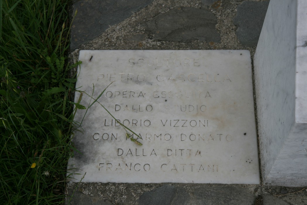 Monumento di Valla, dedicato a liborio Vizzoni, realizzato in marmo dalla ditta Franco Cattani.