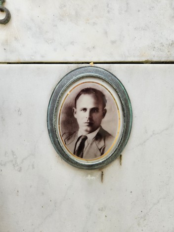 Cippo commemorativo con un ritratto in bianco e nero di un uomo, situato a Bocci, Piazza e Meda.