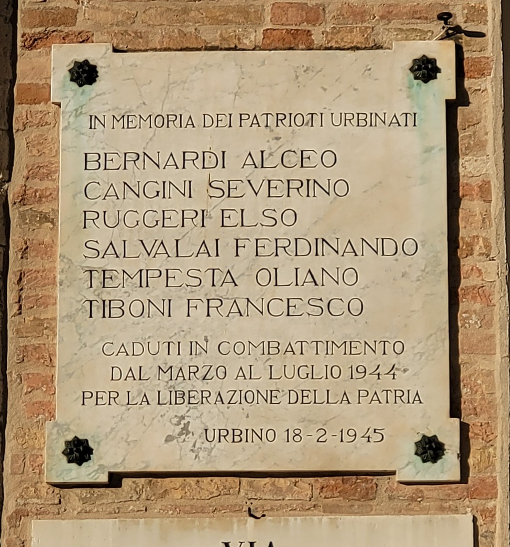 Lapide commemorativa ai partigiani urbinati caduti tra marzo e luglio 1944 per la liberazione della patria.