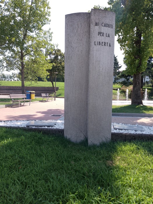 Monumento ai caduti per la Libertà, caratterizzato da una struttura in pietra e un contesto naturale.