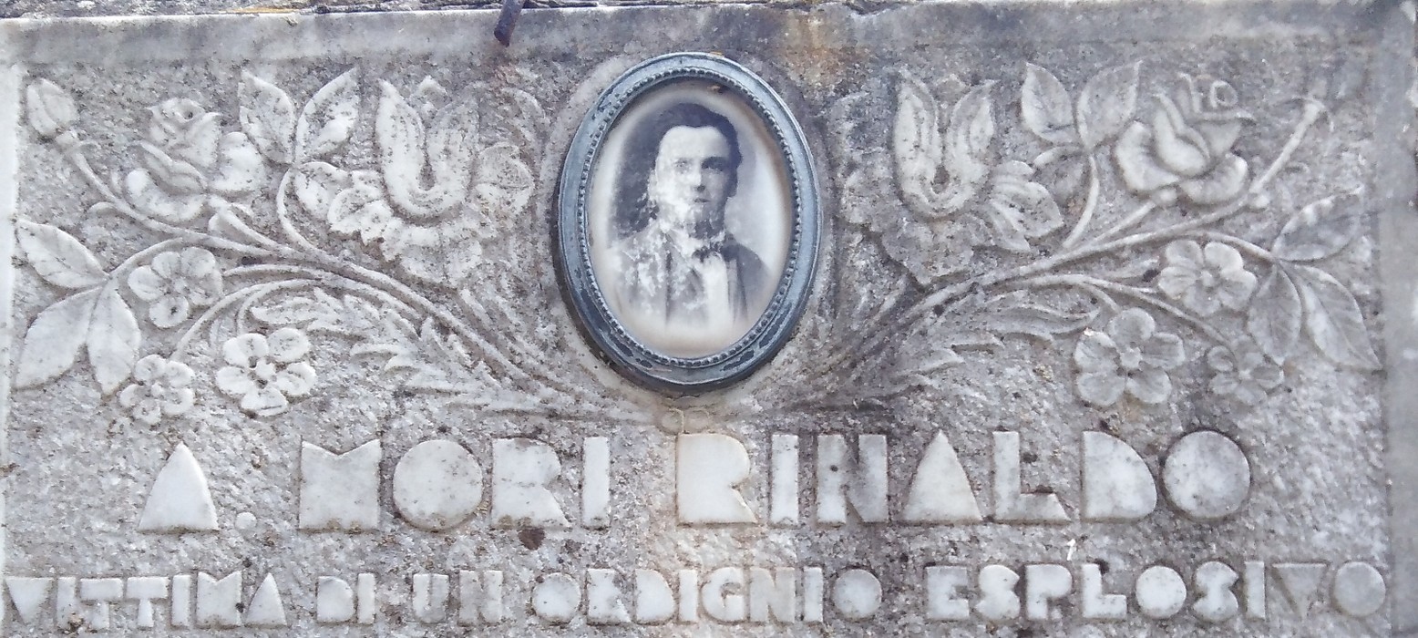 Tomba di Mori, ricca di decorazioni floreali e un ritratto incassato, in memoria di un esploratore.