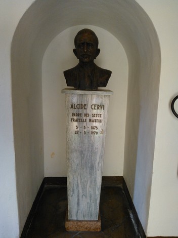 Cippo dedicato ad Alcide Cervi, padre dei sette martiri, situato in uno spazio commemorativo.
