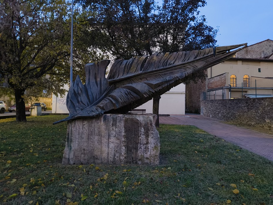 Scultura di bronzo raffigurante una penna stilografica su un basamento nel parco di Pasquali.