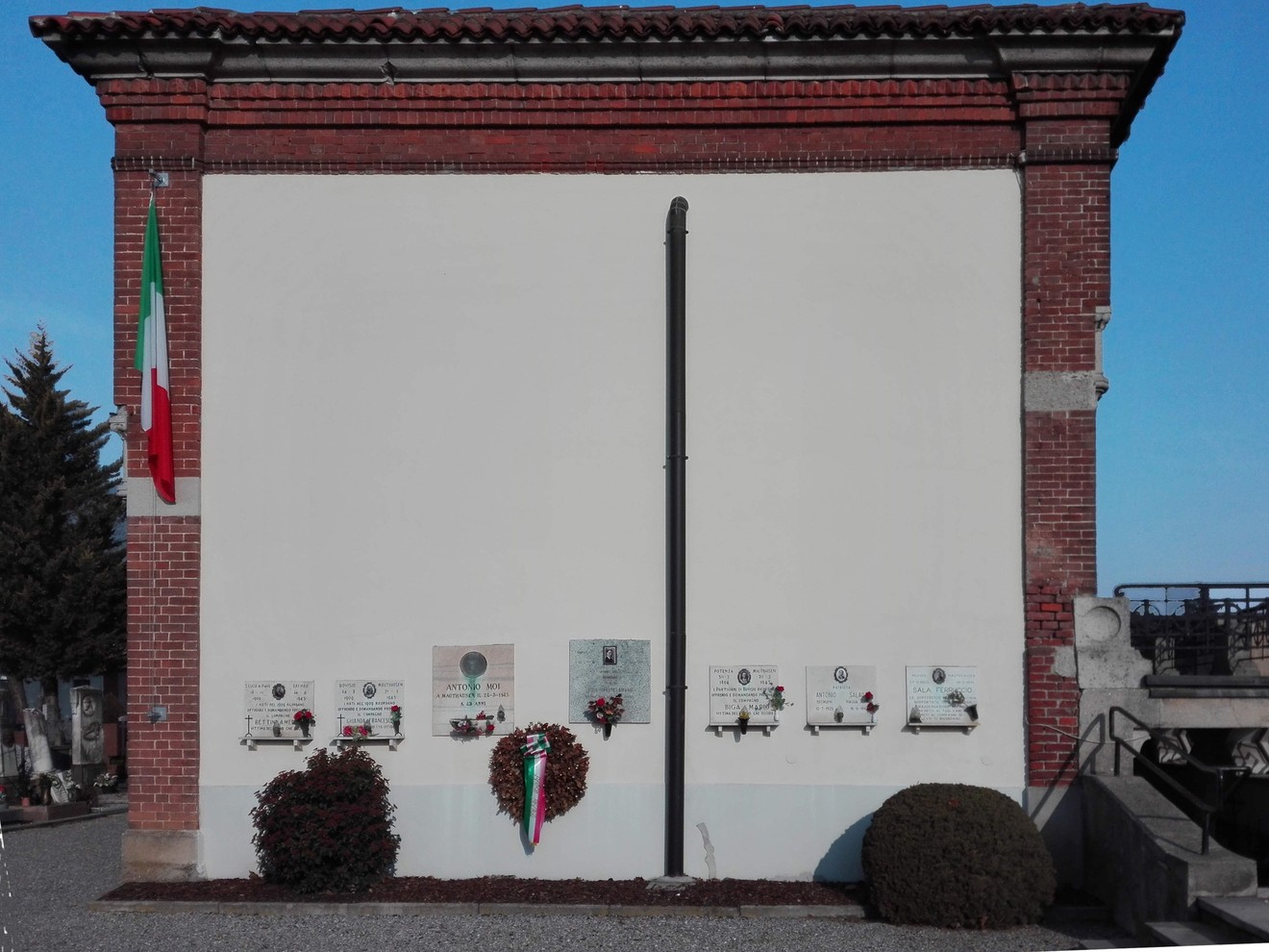 Lapidi commemorative ai Partigiani di Bovisio Masciago, simbolo di memoria e resistenza.