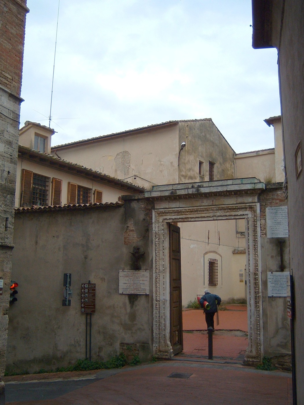Lapide del carcere: ingresso con architettura storica e atmosfera suggestiva.