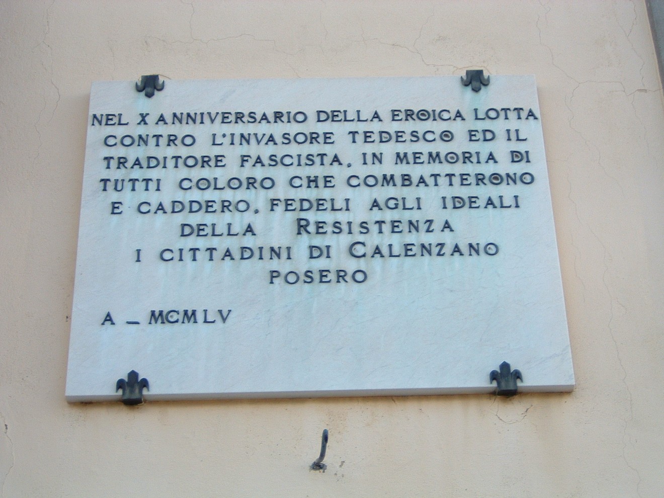 Lapide commemorativa del decennale, in memoria della lotta contro l'invasore tedesco e il traditore fascista.