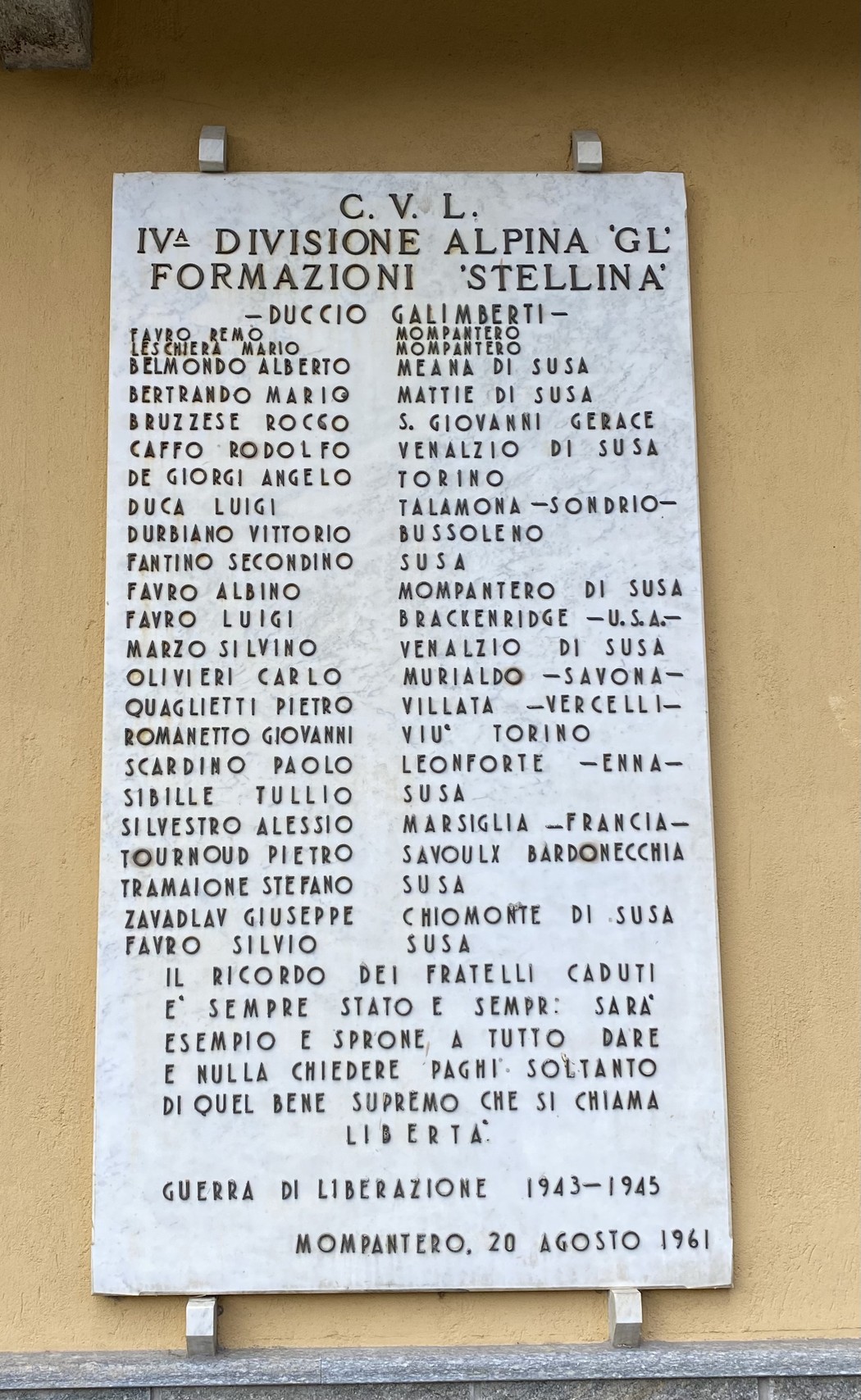 Lapide commemorativa dedicata ai caduti della divisione alpina "Stellina" durante la Guerra di Liberazione.
