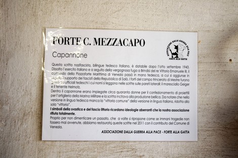 Immagine che interpreta e rielabora la propaganda nazifascista attraverso simboli e messaggi critici.