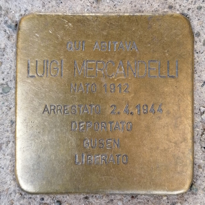Pietre d'inciampo dedicate a Luigi Mercandelli, simbolo della memoria storica e del ricordo delle vittime.