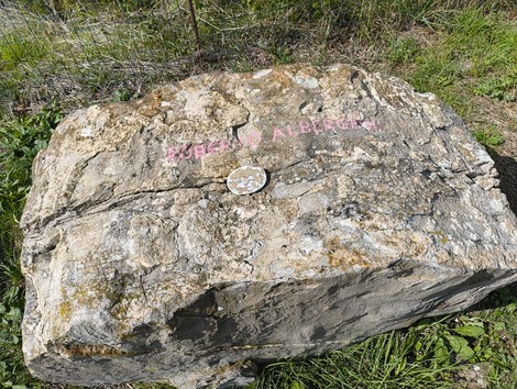 Monumento ai partigiani caduti a Monte Sabbiuno, simbolo di memoria e resistenza.