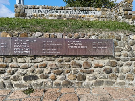 Monumento dedicato ai partigiani caduti a Monte Sabbiuno, memoriale di resistenza e libertà.