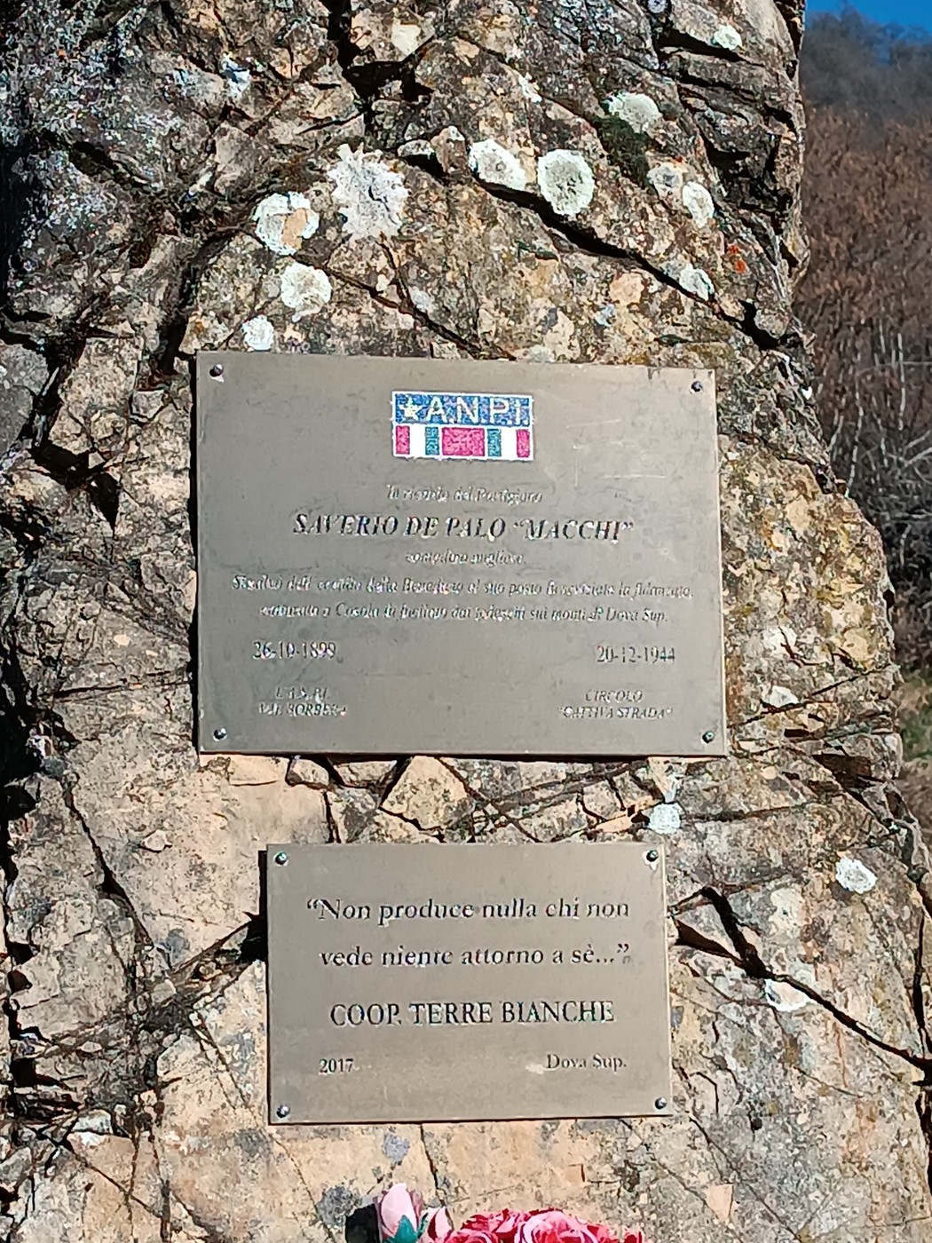 Cippo commemorativo a De Palo, in memoria di Saverio De Palo, con iscrizioni di notevole importanza storica.