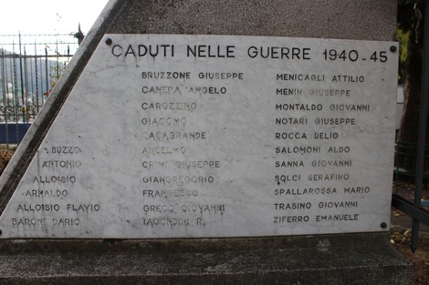 Monumento ai caduti di Quezzi, con iscrizioni commemorative dei militari nelle guerre 1940-45.