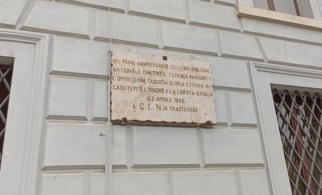 Lapide commemorativa per il primo anniversario della libertà in Italia, con data e dedica ai caduti.
