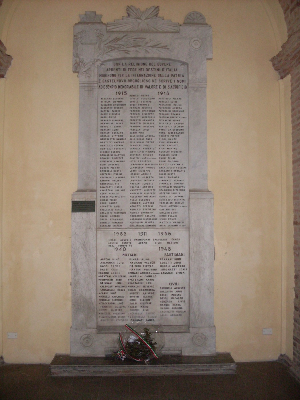 Lapide commemorativa ai caduti di Castelnovo di Sotto, omaggio agli eroi di guerra del 1915-1918.