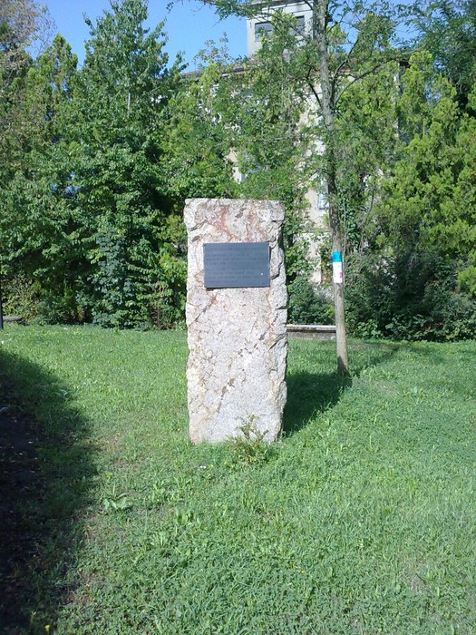 Monumento alla Resistenza, simbolo di memoria e onore per coloro che hanno lottato per la libertà.