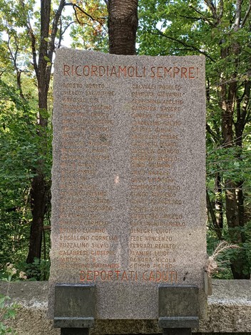 Memoriale dei caduti della Benedicta, una stele di pietra circondata da alberi, dedicato ai deportati.