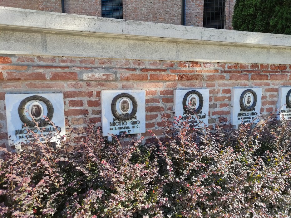 Monumento che commemora le vittime dell'eccidio di Santa Giustina in Colle.