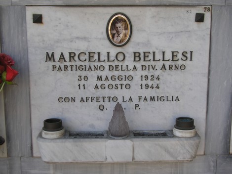 Sepolcro di Marcello Bellesi, partigiano della Divisione Arno, con omaggi floreali e dedica della famiglia.