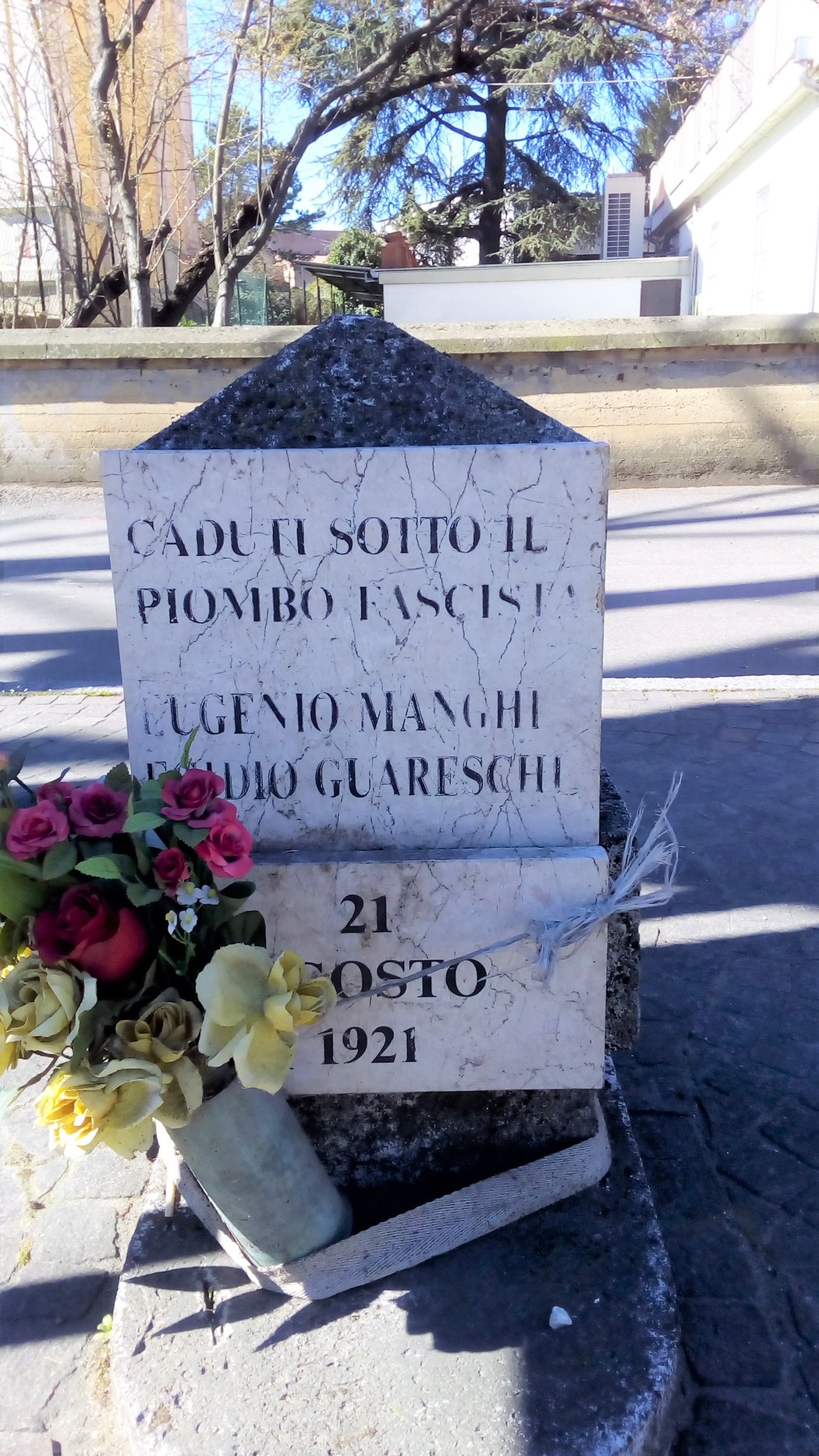 Cippo commemorativo dedicato a Eugenio Manghi e Radio Guareschi, in memoria dei caduti.