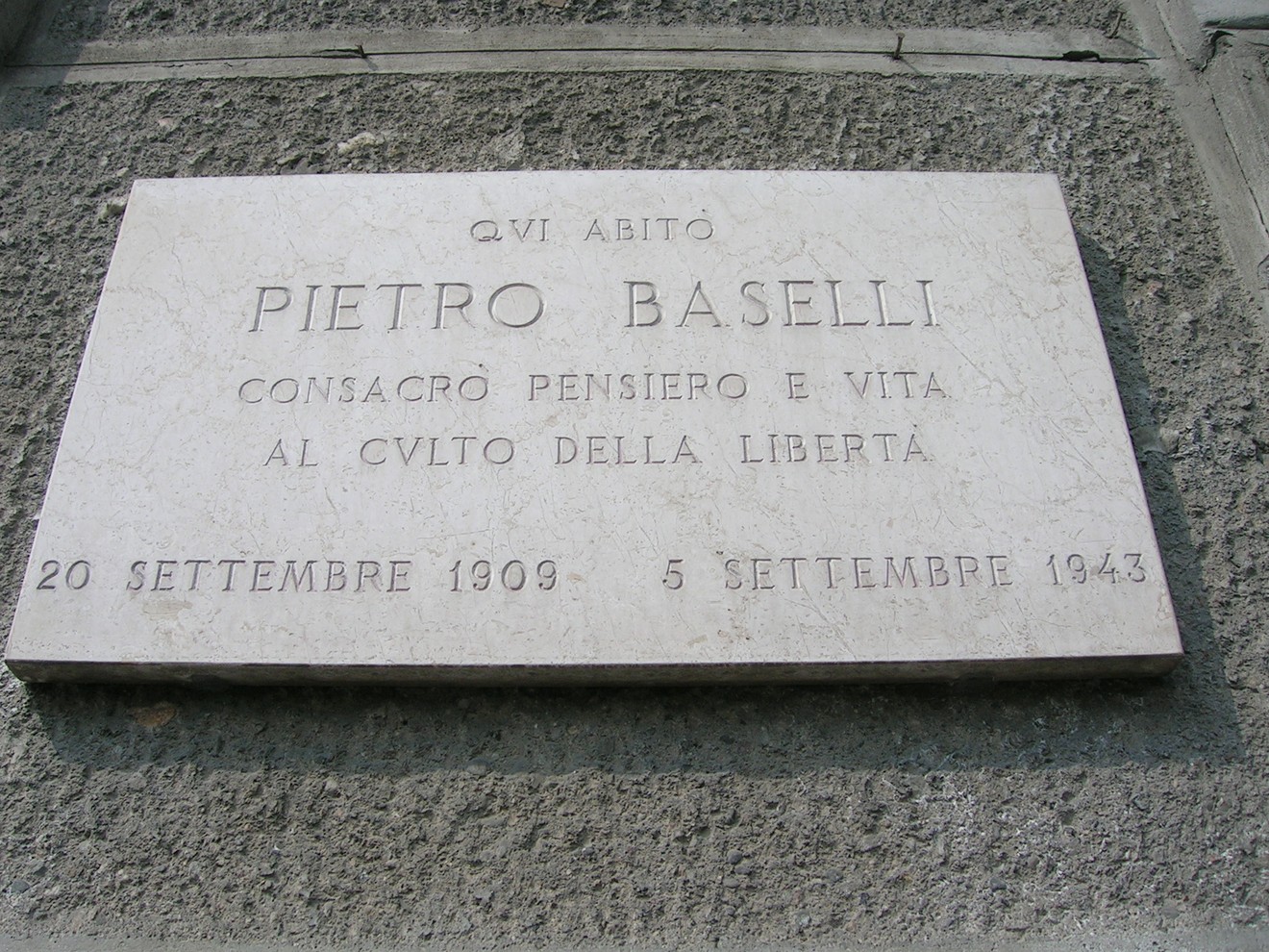 Lapide commemorativa dedicata a Pietro Baselli, in ricordo della sua vita e del suo impegno per la libertà.