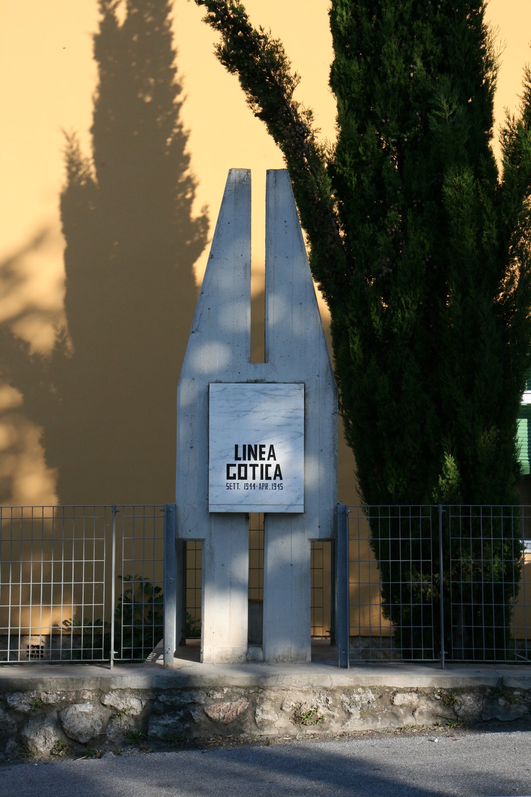Monumento della Linea Gotica, commemorazione storica con struttura moderna e contesto naturale.