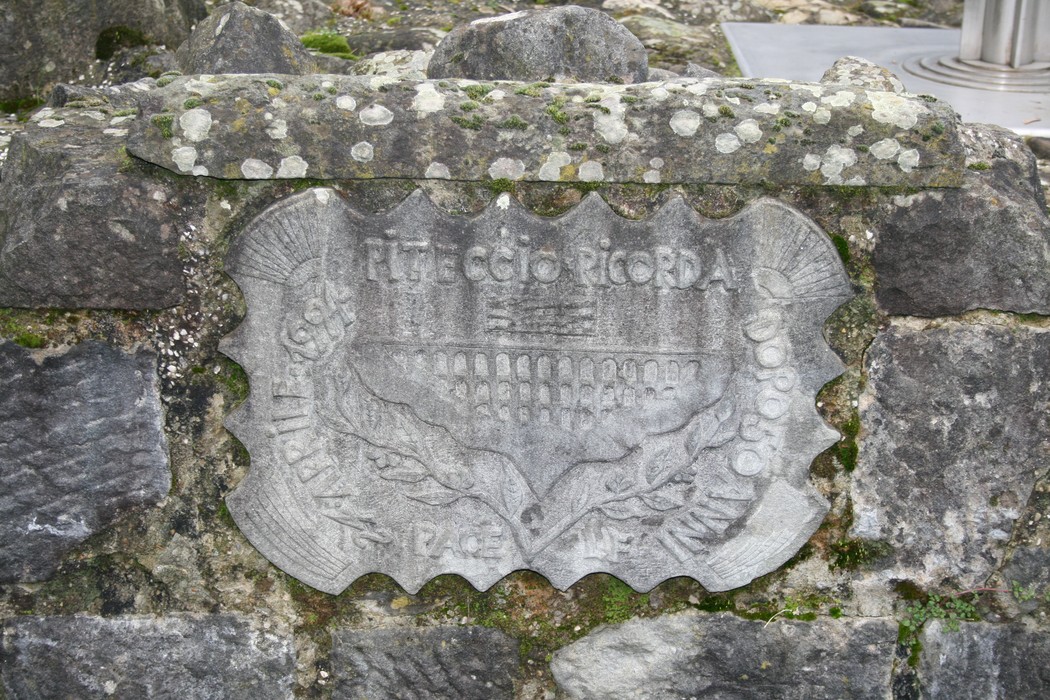 Monumento dedicato ai bombardamenti della Porrettana, simbolo di memoria e commemorazione storica.