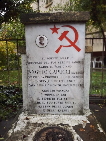 Monumento a Capucci, dedicato al partigiano Angelo Capucci, simbolo di resistenza e onore per la sua terra.