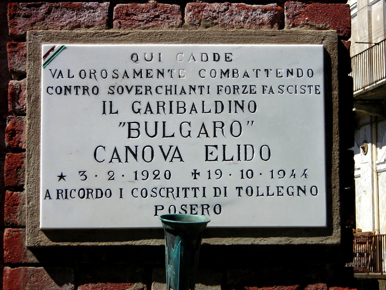 Lapide commemorativa dedicata a Elido Canova, garibaldino caduto nel 1944 contro le forze fasciste.
