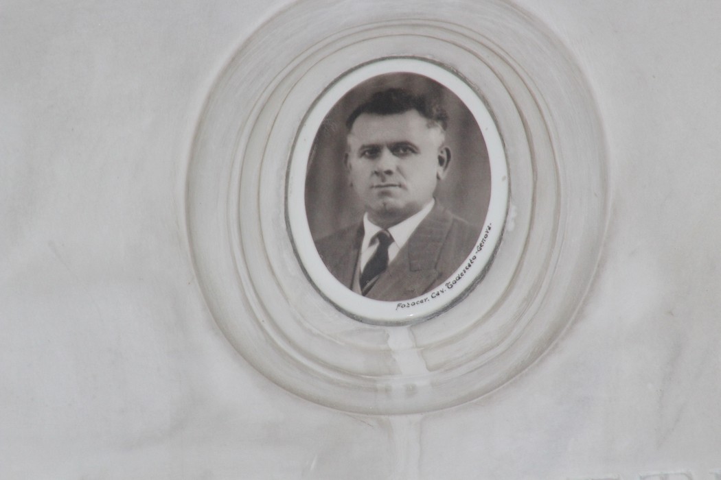 Ritratto di un partigiano incastonato nel memoriale dedicato ai combattenti della libertà a Torbella.