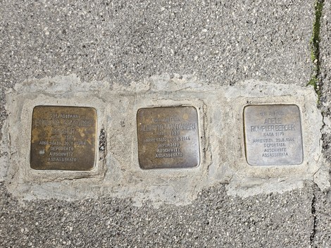 Pietre d'inciampo commemorative dedicate a Berger e Montanari, in memoria delle vittime della Shoah.