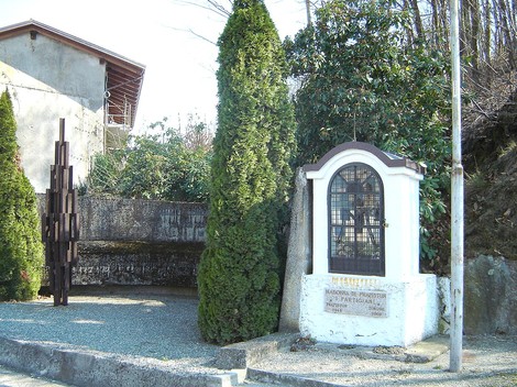 Cappellina dei partigiani, memoriale dedicato alla resistenza, immersa nella natura.