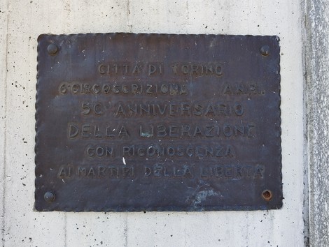 Monumento commemorativo dedicato ai caduti di Barca e Bertolla, simbolo di libertà e riconoscenza.