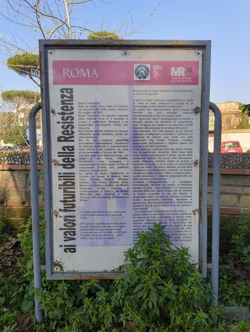 Monumento dedicato ai valori della Resistenza, con elementi informativi e natura circostante.