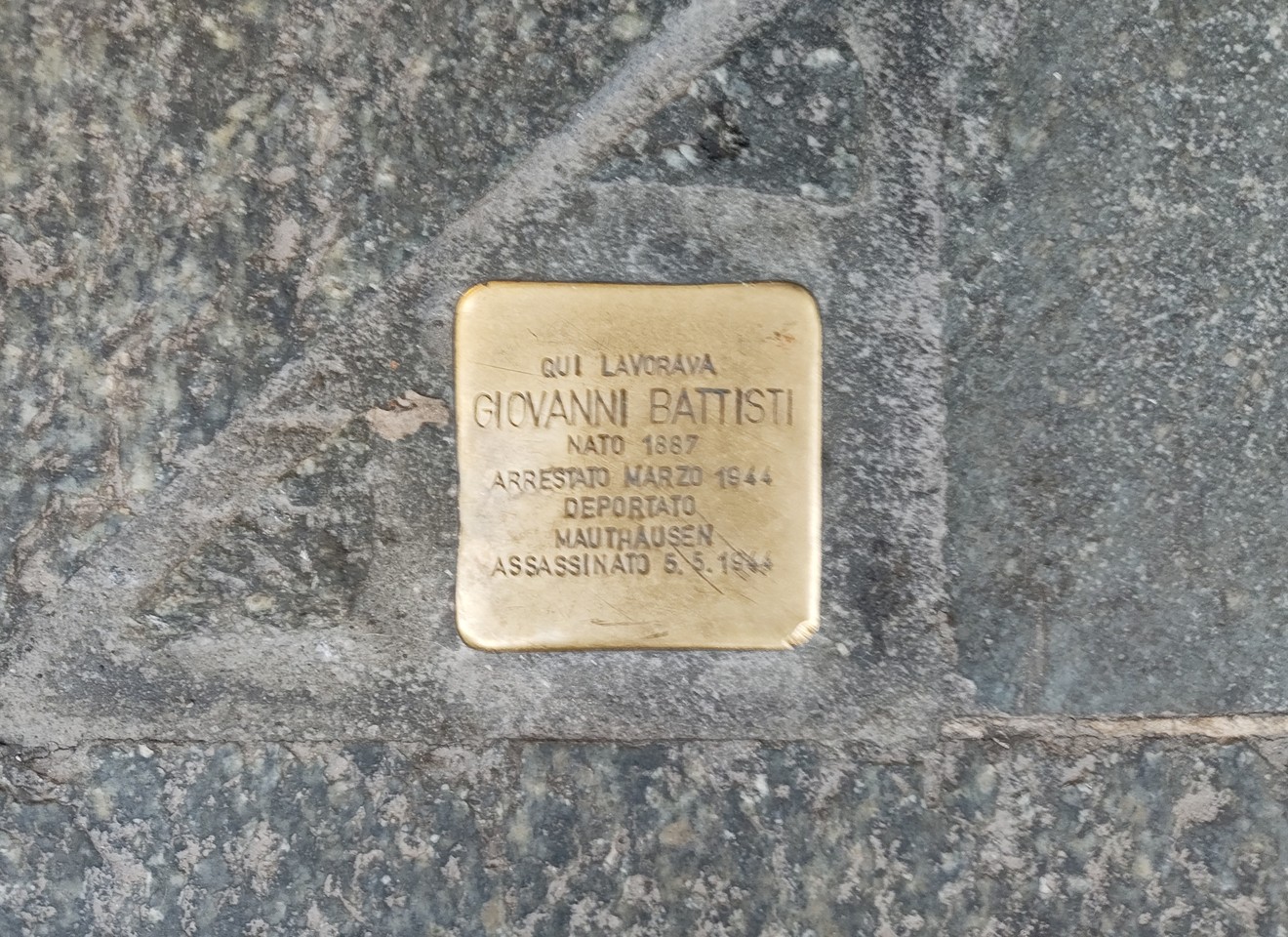 Pietra d'inciampo dedicata a Giovanni Battisti, commemorazione di un deportato e vittima della Shoah.