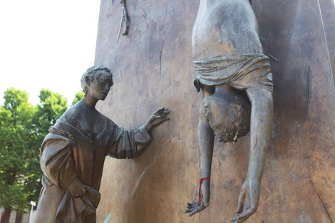 Scultura raffigurante il "Monumento al partigiano" con figure che evocano il tema della libertà e della resistenza.