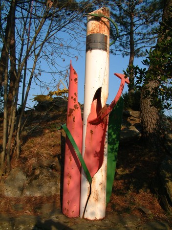Monumento al Parco della Resistenza del Monte Brugiana, simbolo di memoria e ribellione.