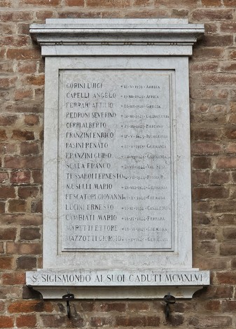 Lapide commemorativa in onore dei caduti di San Sigismondo, con nomi e date di servizio.