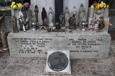 Monumento commemorativo con statue e fiori, dedicato alle vittime civili, con iscrizioni di omaggio.