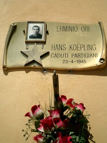 Targa commemorativa con fotografia e dedica a Erminio Ori e Hans Koëpling, caduti partigiani nel 1945.
