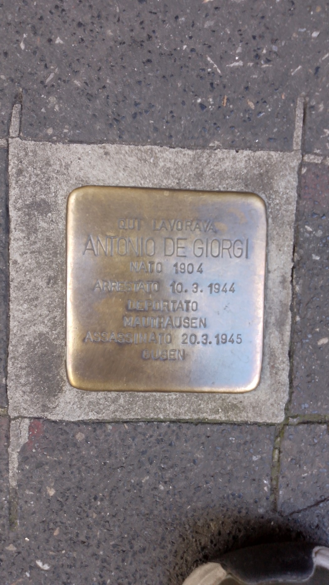 Pietra d'inciampo commemorativa dedicata ad Antonio De Giorgi, vittima dell'olocausto.