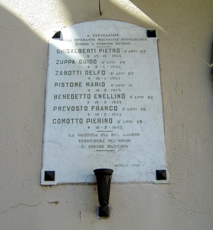 Lapide commemorativa in onore dei caduti della Liberazione, con nomi e date di coloro che hanno combattuto.