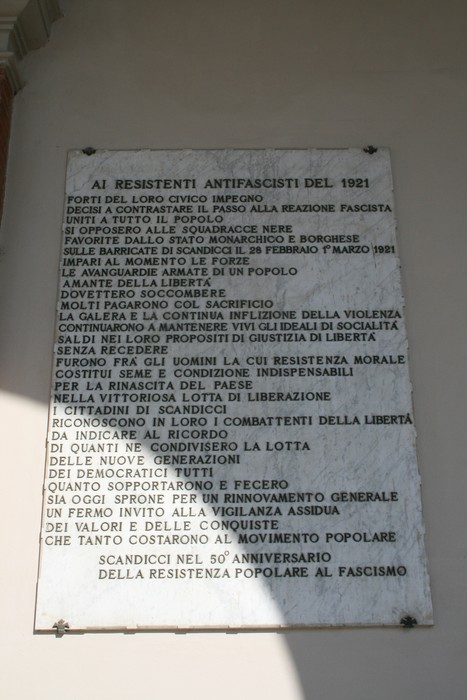 Lapide commemorativa dedicata ai resistenti antifascisti del 1921, simbolo di lotta per la libertà e la giustizia.